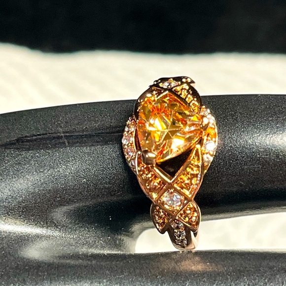 🍑Stunning peach colored rhinestone ring -trillion NWOT - Picture 2 of 12